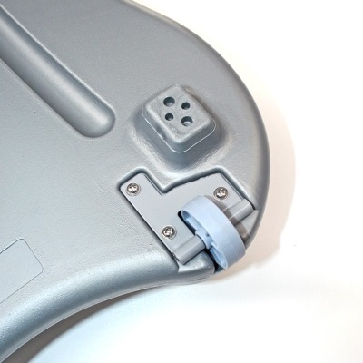 Produto plástico cinzento com roda azul clara e suporte quadrado com furos