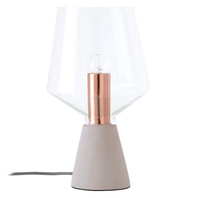 Candeeiro com base cinza, suporte cobre e cúpula de vidro