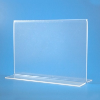 Suporte transparente retangular em acrílico sobre superfície azul