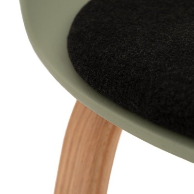 Assento de cadeira com almofada preta, moldura verde claro e pernas de madeira