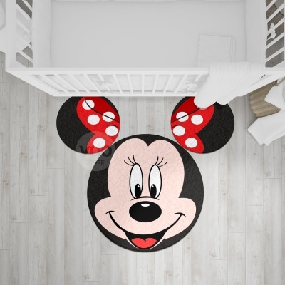 Tapete infantil formato Minnie com cores preto, vermelho e bege no quarto ao lado de um berço branco.