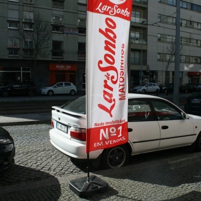 Bandeira publicitária vermelha e branca Lar de Sonho Matosinhos
