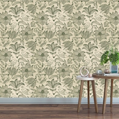 Papel de parede floral com aves, mesas de madeira, planta e objetos decorativos
