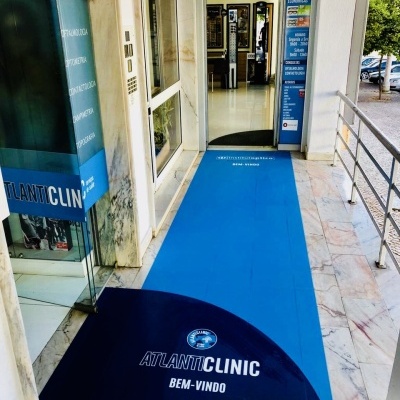 Entrada da Atlant Clinic com tapete e portas de vidro