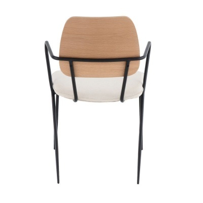 Cadeira com estrutura metálica preta, assento branco e encosto em madeira clara vista de trás