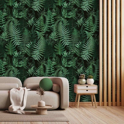 Papel de parede com padrão de folhas verdes, sofá bege, mesa de apoio em madeira e parede de ripas de madeira