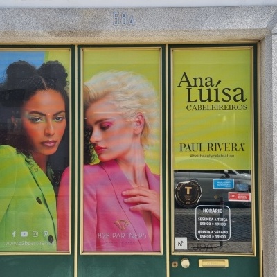 porta de salão de cabeleireiros com imagens de mulheres e texto Ana Luísa Cabeleireiros