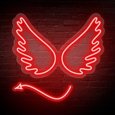 Letreiro de néon vermelho em forma de asas e rabo, em parede de tijolo