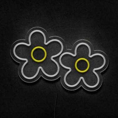 Luz de néon em forma de duas flores brancas e amarelas numa parede preta