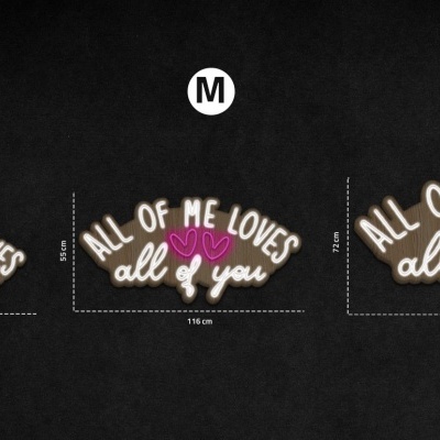 Três etiquetas de tecido preto com texto bordado branco e rosa em três tamanhos diferentes S, M e L.