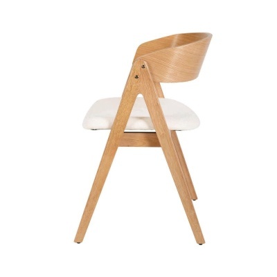 Cadeira de madeira clara com assento branco e encosto curvo.