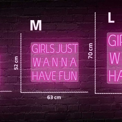 Três letreiros de néon rosa com a frase 'GIRLS JUST WANNA HAVE FUN' em tamanhos S, M, L em molduras de vidro, contra parede de tijolos escura.