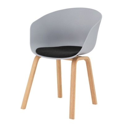 Cadeira moderna com assento cinza e pernas de madeira clara