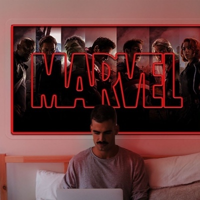 Póster Marvel iluminado a LED vermelho acima de cama branca
