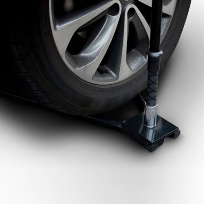 Bomba de bicicleta preta a apoiar-se em roda de carro prateada