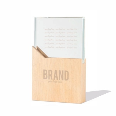 Suporte de secretária em madeira clara e vidro com texto impresso