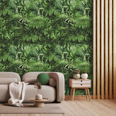 Papel de parede com padrão de folhas verdes, sofá cinzento, mesa de apoio em madeira e vasos decorativos