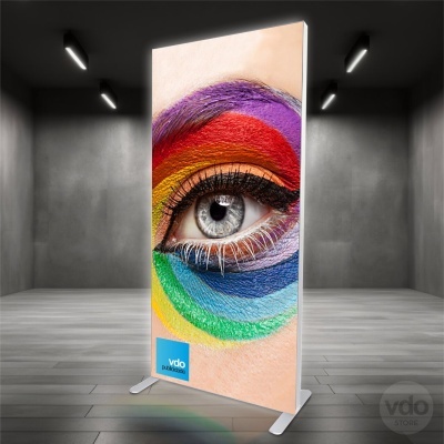 Painel publicitário com imagem colorida de olho pintado
