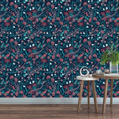 Papel de parede floral azul-escuro com folhas e flores coloridas