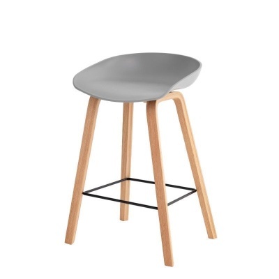 Banco alto cinzento com pernas de madeira clara e apoio de pés preto