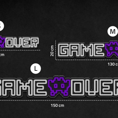 Texto pixelado branco 'GAME OVER' com símbolo roxo e tamanhos indicados em fundo preto.