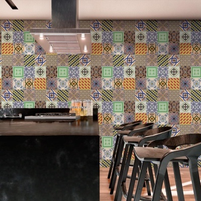 Cozinha moderna com azulejos coloridos e bancos altos