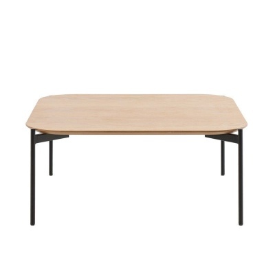 Mesa de centro quadrada com tampo em madeira clara e estrutura de metal preta