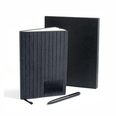 conjunto de caderno de capa preta, estojo preto e caneta preta
