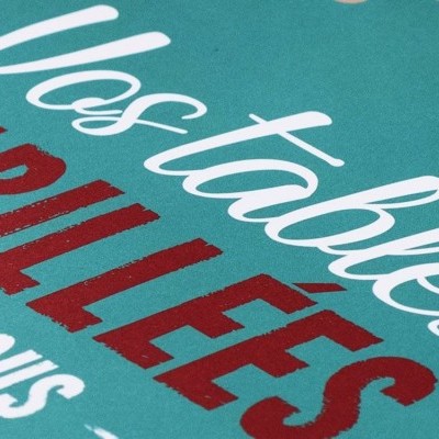 Tecido verde água com texto impresso em branco e vermelho