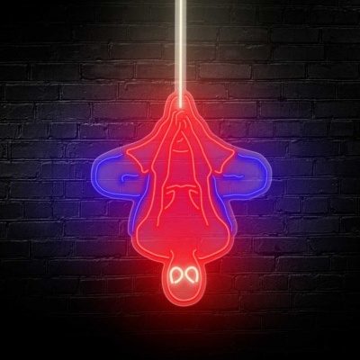 Letreiro de néon rosa e azul de personagem pendurado de cabeça para baixo numa parede de tijolos pretos