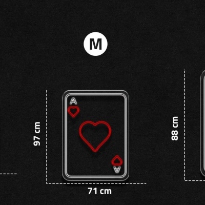 Três tapetes tipo carta de baralho Ás de ouros em tamanhos S, M e L com fundo preto e símbolos vermelhos.