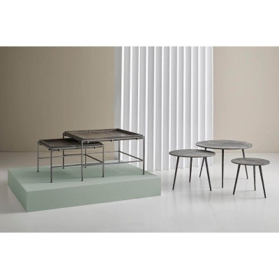 Conjunto de mesas de centro e mesas laterais com tampo em madeira escura e pernas metálicas finas