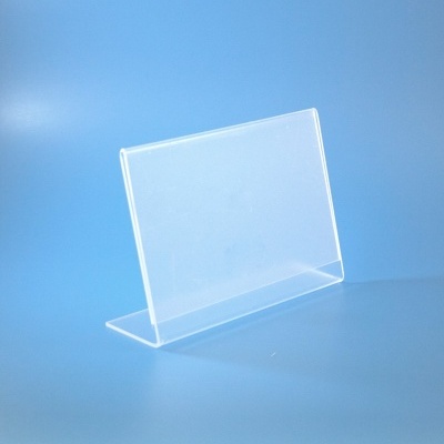 Suporte em acrílico transparente em forma de L sobre fundo azul