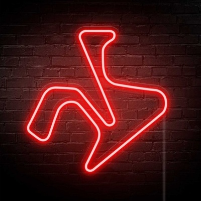 Neon vermelho abstrato numa parede de tijolos