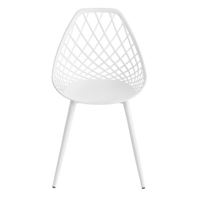 Cadeira branca com encosto em padrão entrelaçado e quatro pernas
