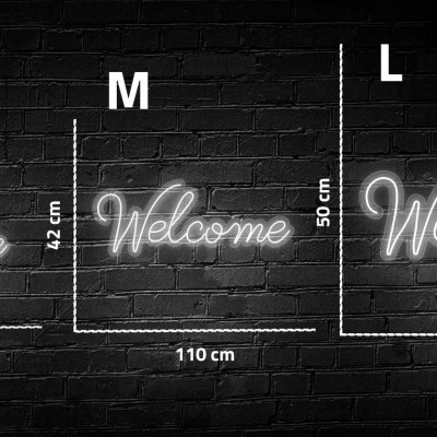 Três letreiros luminosos 'Welcome' em neon branco com diferentes tamanhos em parede de tijolo preta.