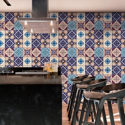 Cozinha moderna com azulejos coloridos na parede e cadeiras altas escuras