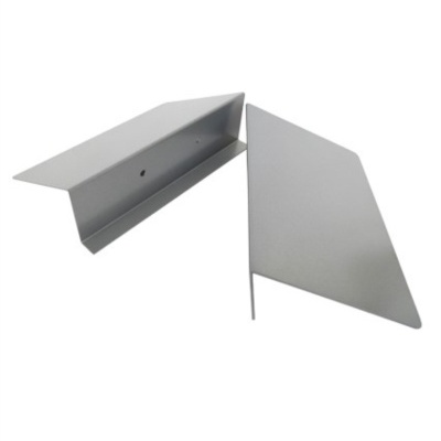 Duas peças metálicas cinza com diferentes formas e acabamento fosco