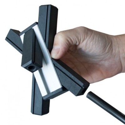 Dispositivo preto em forma de estrela segurado por uma mão com barra removível