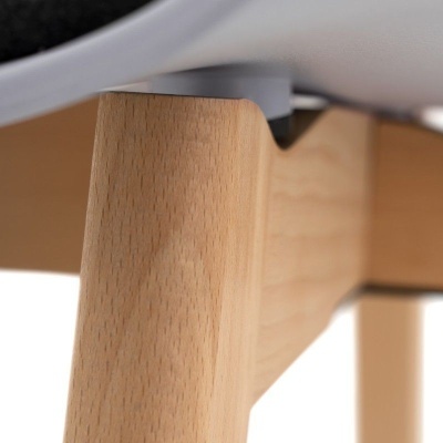 Pé de cadeira em madeira clara e assento branco