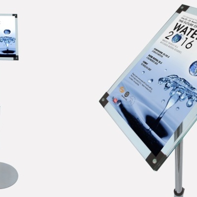 Expositor metálico com cartaz azul claro e texto WATER 2016