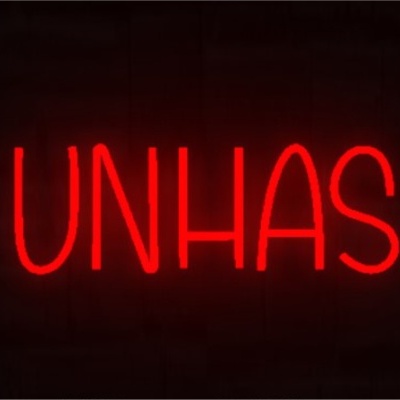 Sinal de néon vermelho com a palavra UNHAS em fundo escuro