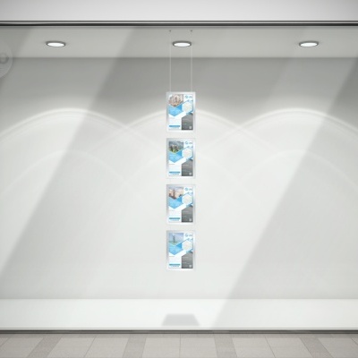 vitrine de loja com quatro fotografias verticais brancas iluminadas