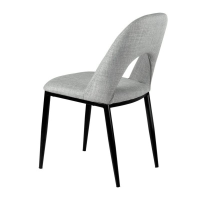 Cadeira cinzenta clara com pernas pretas e encosto curvado