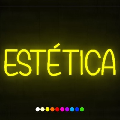 Letreiro de néon amarelo com a palavra ESTÉTICA