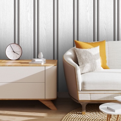 Sala de estar com sofá branco e aparador com relógio