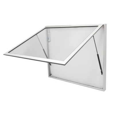 Janela basculante branca com vidro transparente e estrutura metálica