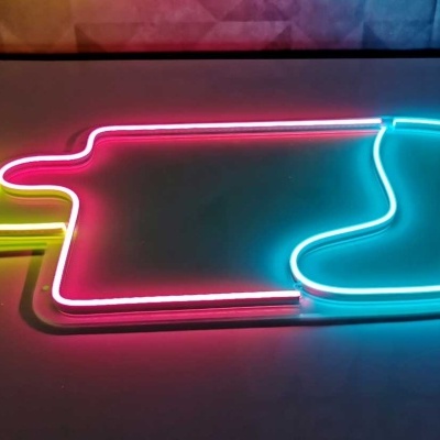 Neon colorido em forma de gelado sobre uma mesa escura