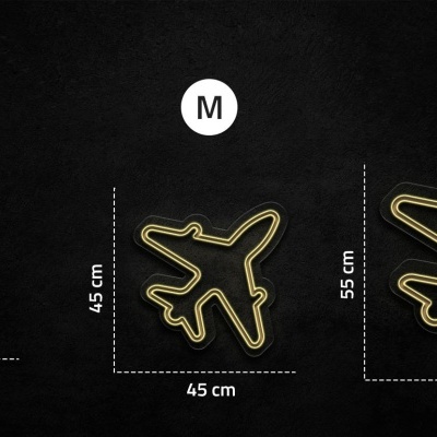 Moldes metálicos dourados em formato de avião em fundo preto com dimensões para S, M e L.
