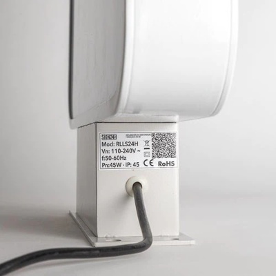 Base branca de equipamento com etiqueta técnica e cabo preto